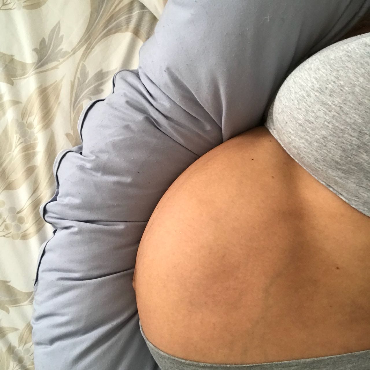 Cojín Materna blanco con estrellas – Soporte Ergonómico con Funda Lavable - Imagen 4